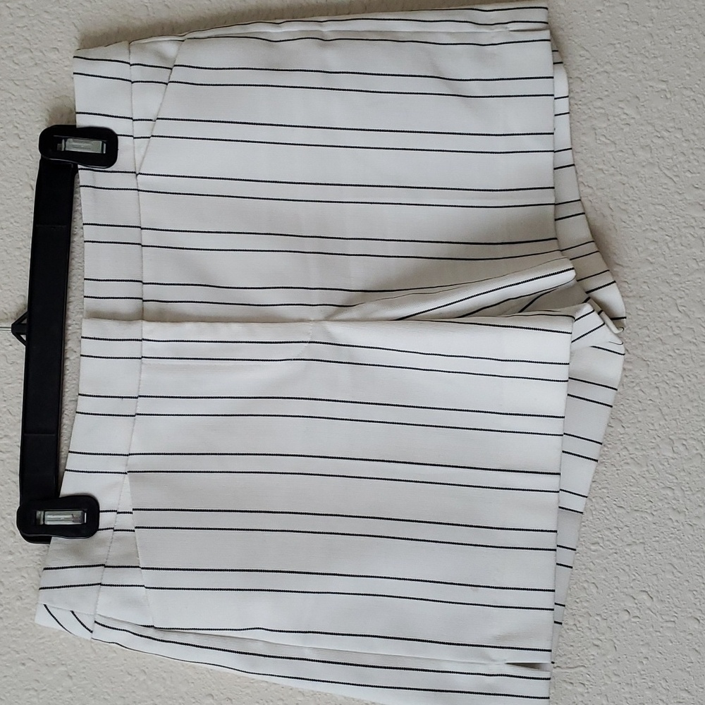 White House Black Market Black Stripe 5 in shorts size 8